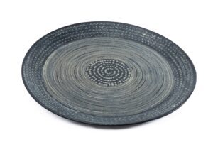 PRATO METAL PRETO DESENHADO 62CM