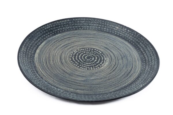 PRATO METAL PRETO DESENHADO 62CM